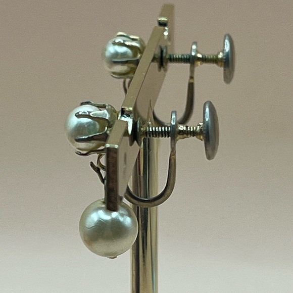 Vintage Faux Pearl Screw-back Earrings - Picture 3 of 5